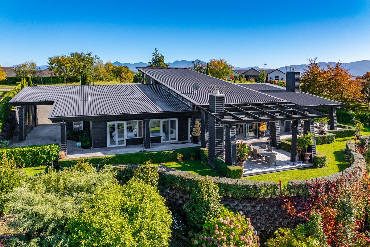 Trophy home - Marlborough Ridge — slide 2