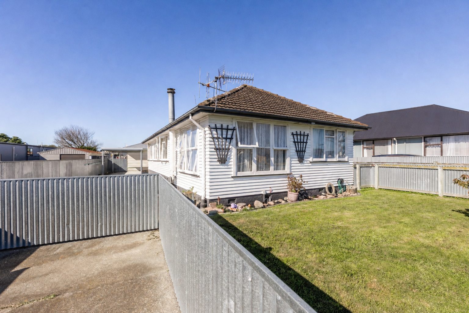 Great First Home Or Investment — slide 2