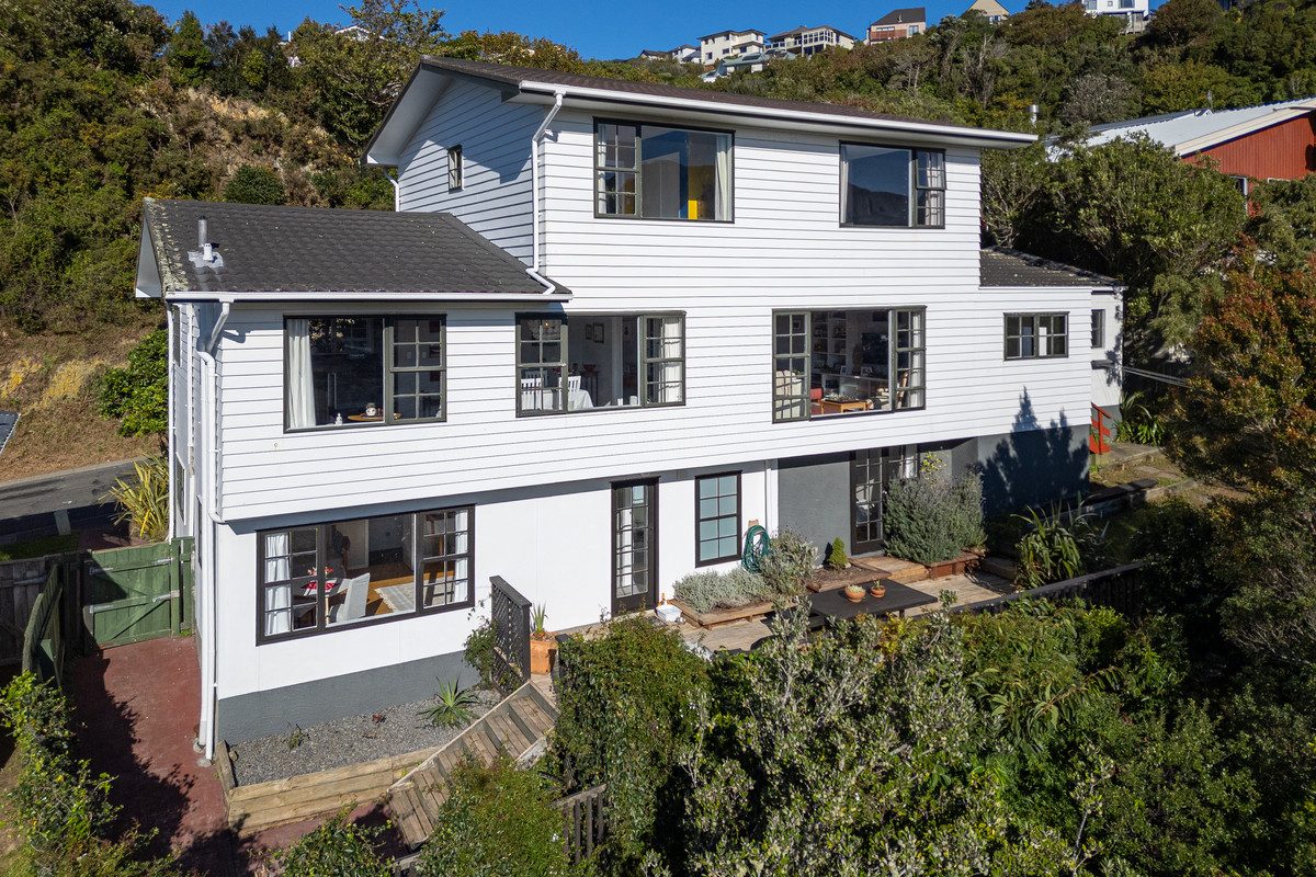 SUN, SPACE & VIEWS! | BEO $995,000 — slide 1
