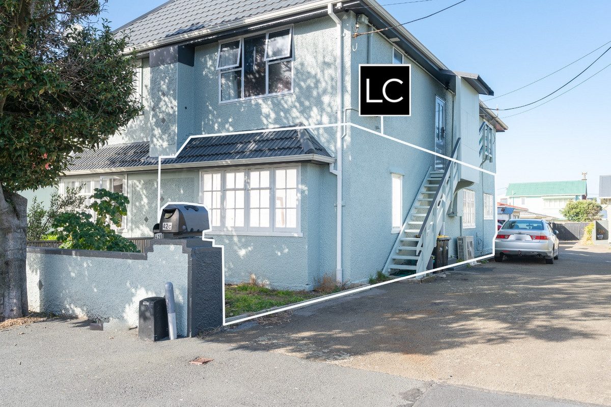 LYALL BAY LIFESTYLE STARTER – STEPS FROM THE BEA — slide 2
