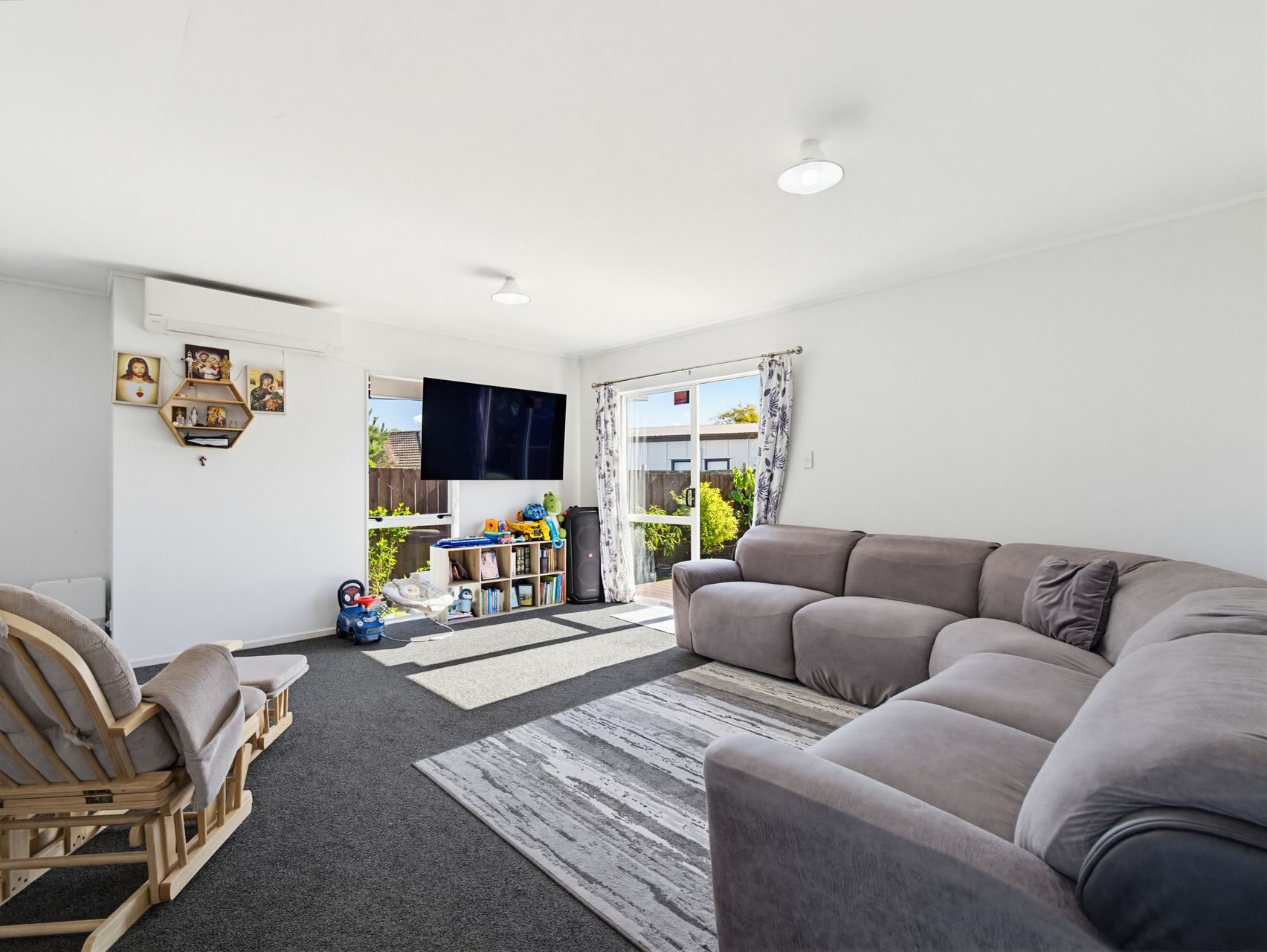 Upgraded Freehold Living in Takanini — slide 2