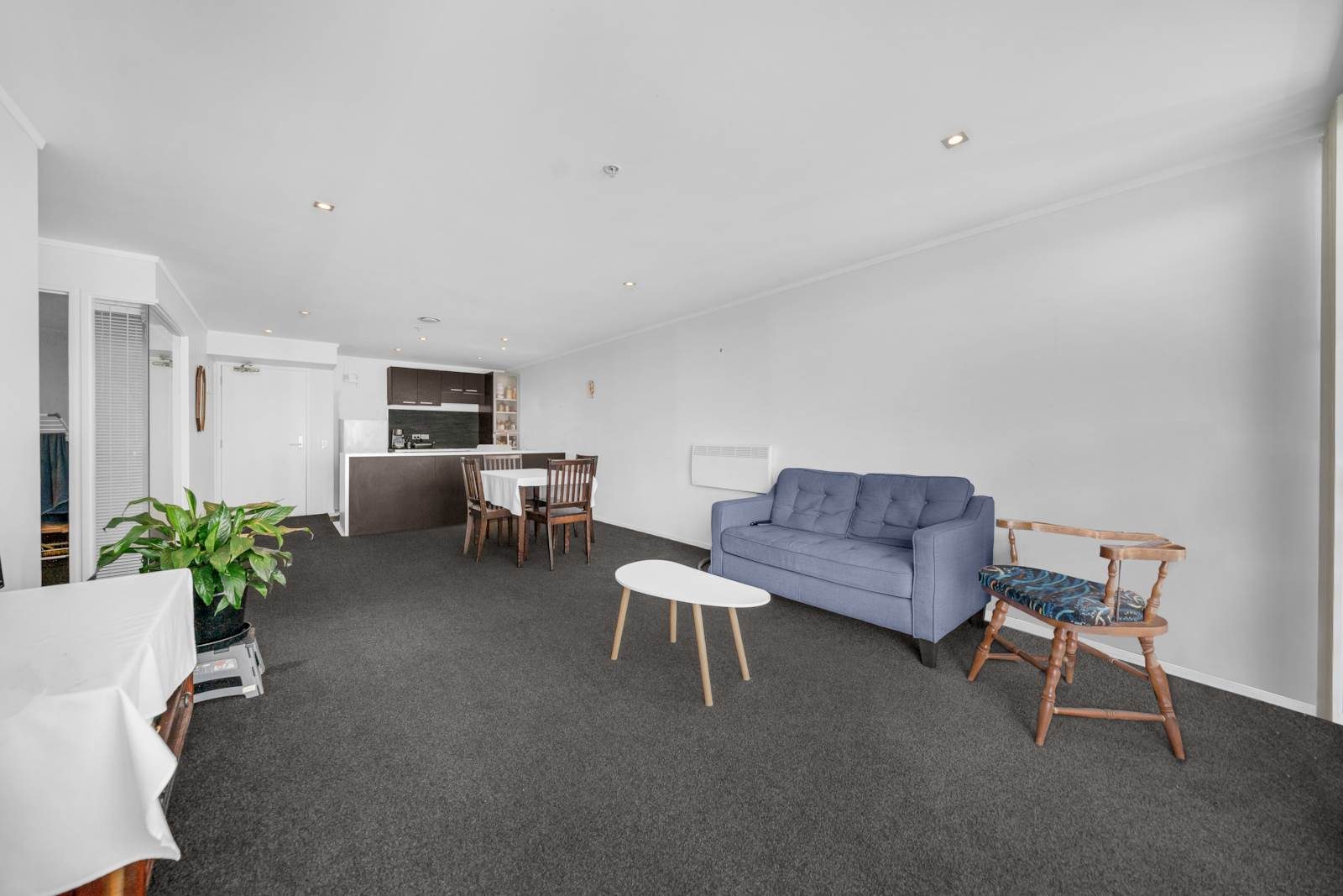 H47 | Stylish 2-Bed Apartment with Harbour Views — slide 2