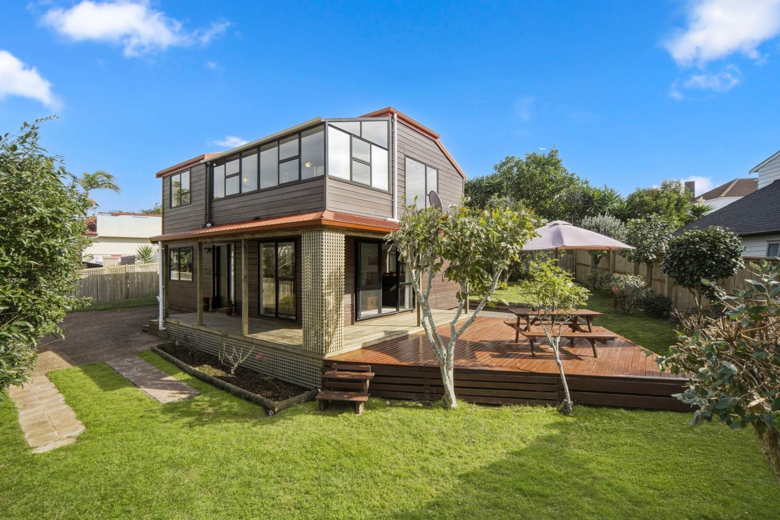 Sunny, Private & Cozy Living in Orakei — slide 1