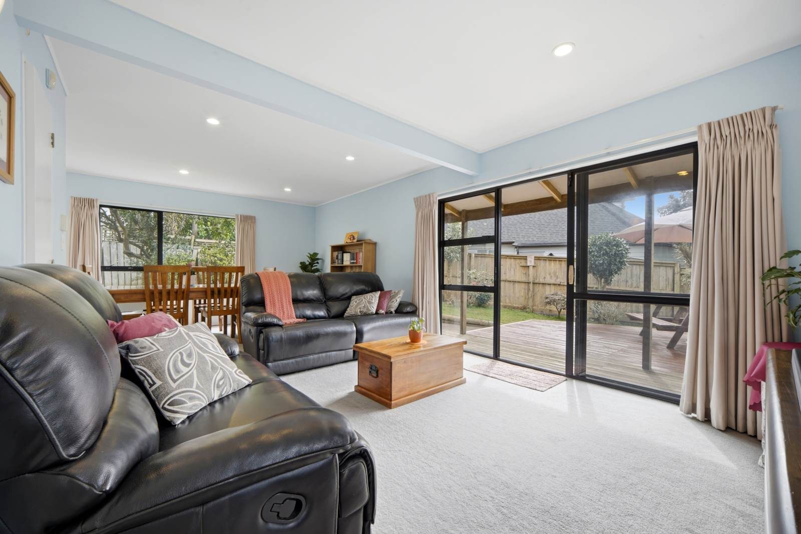 Sunny, Private & Cozy Living in Orakei — slide 4