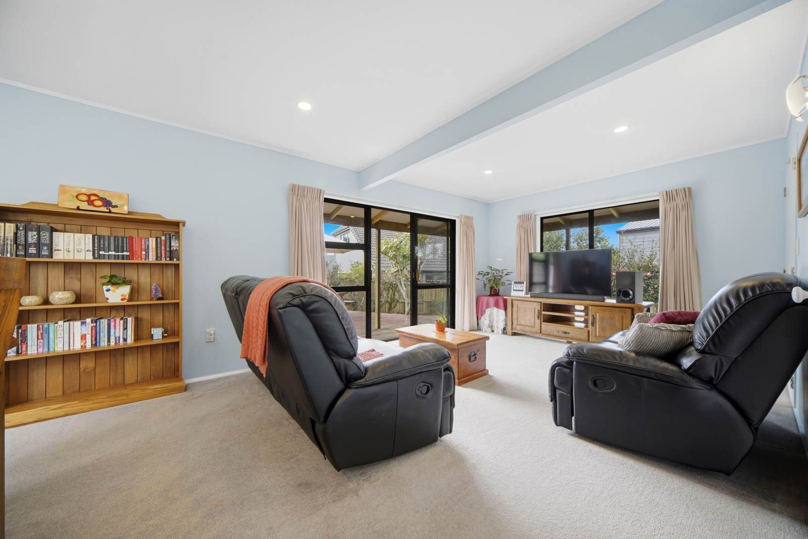 Sunny, Private & Cozy Living in Orakei — slide 5