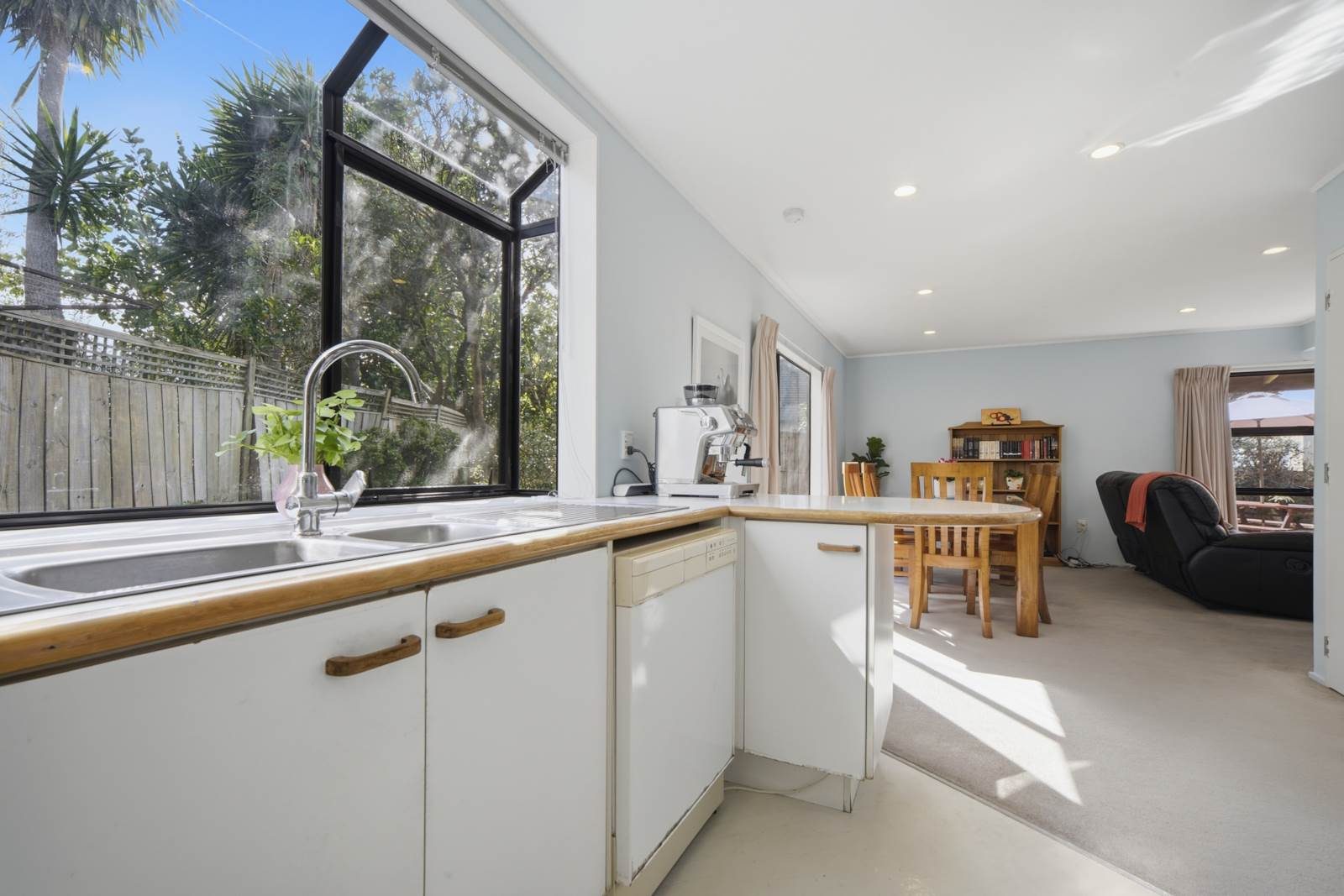 Sunny, Private & Cozy Living in Orakei — slide 7