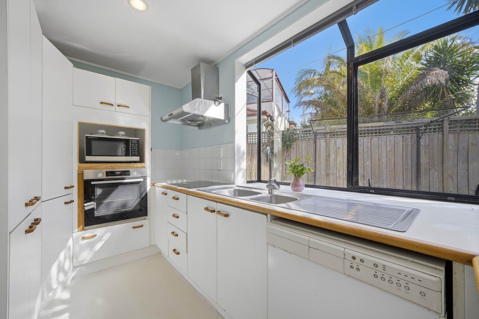 Sunny, Private & Cozy Living in Orakei — slide 9