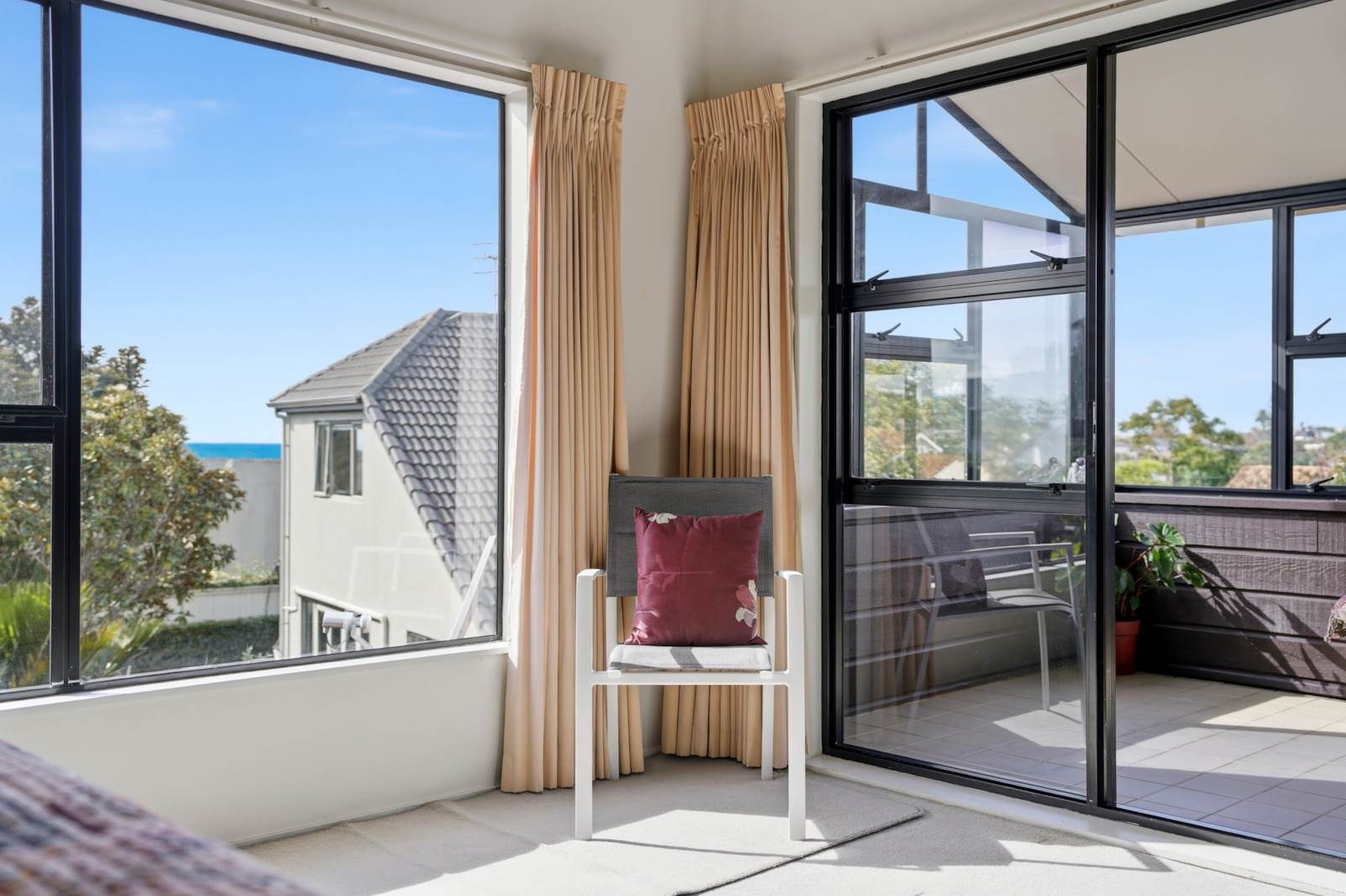 Sunny, Private & Cozy Living in Orakei — slide 12