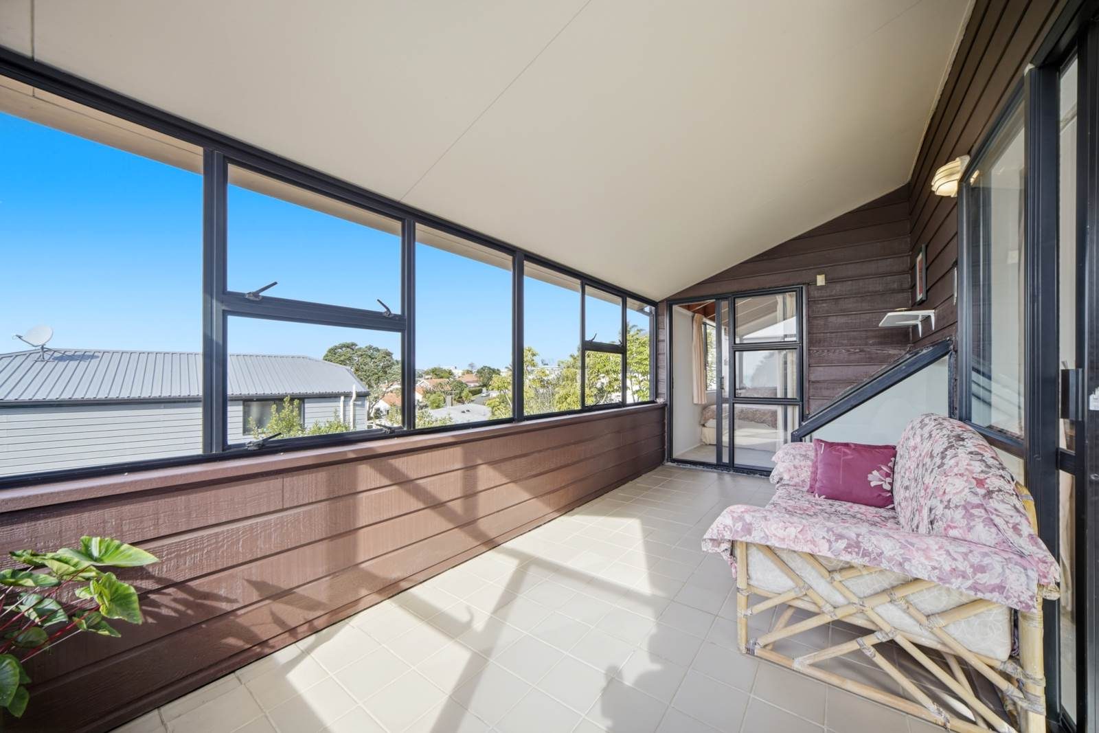Sunny, Private & Cozy Living in Orakei — slide 18