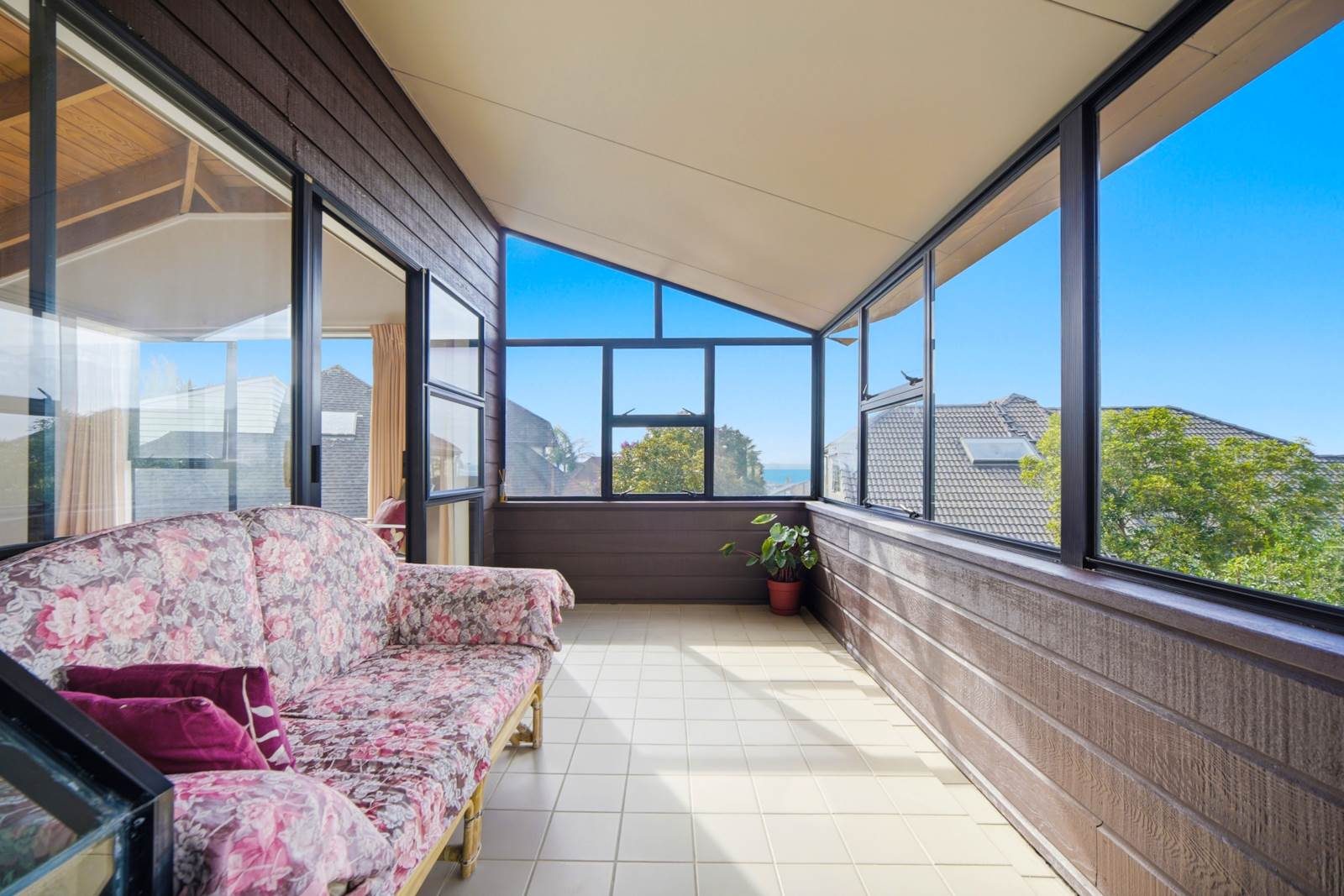 Sunny, Private & Cozy Living in Orakei — slide 19