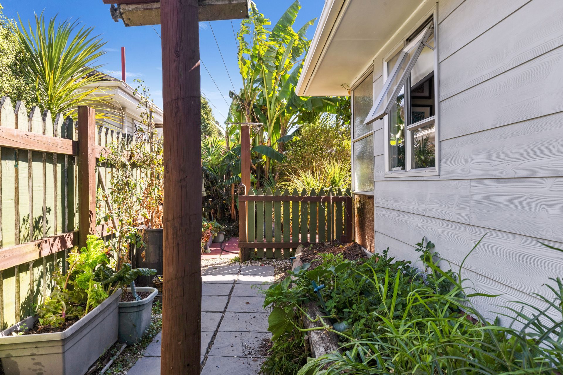 Garden Calm in a Central Setting — slide 18