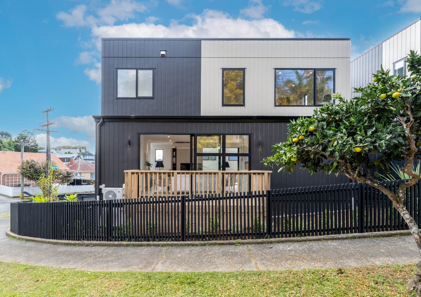 Brand New Freehold Living in Prime Greenlane — slide 2