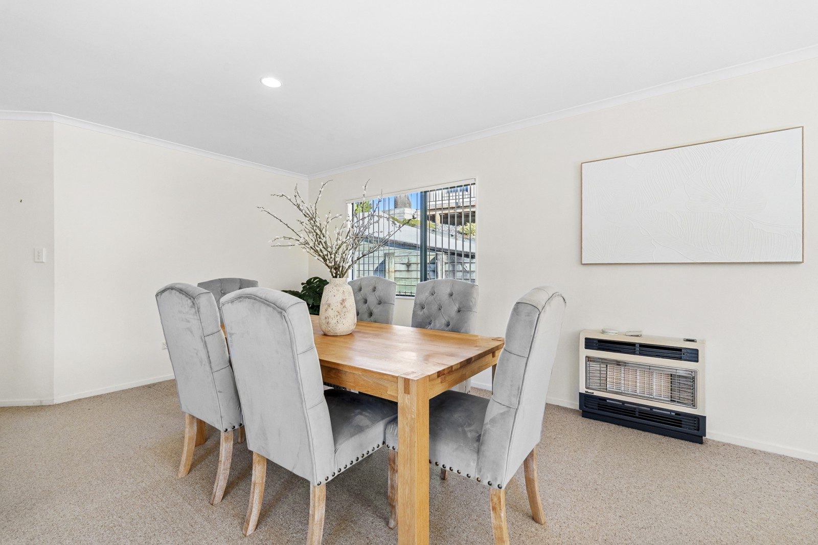 PRIVATE, SUNNY LIVING – PRIME LOCATION — slide 6