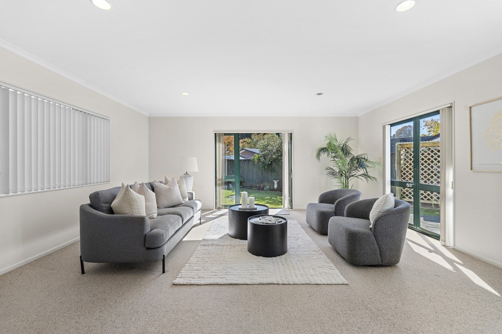 PRIVATE, SUNNY LIVING – PRIME LOCATION — slide 8