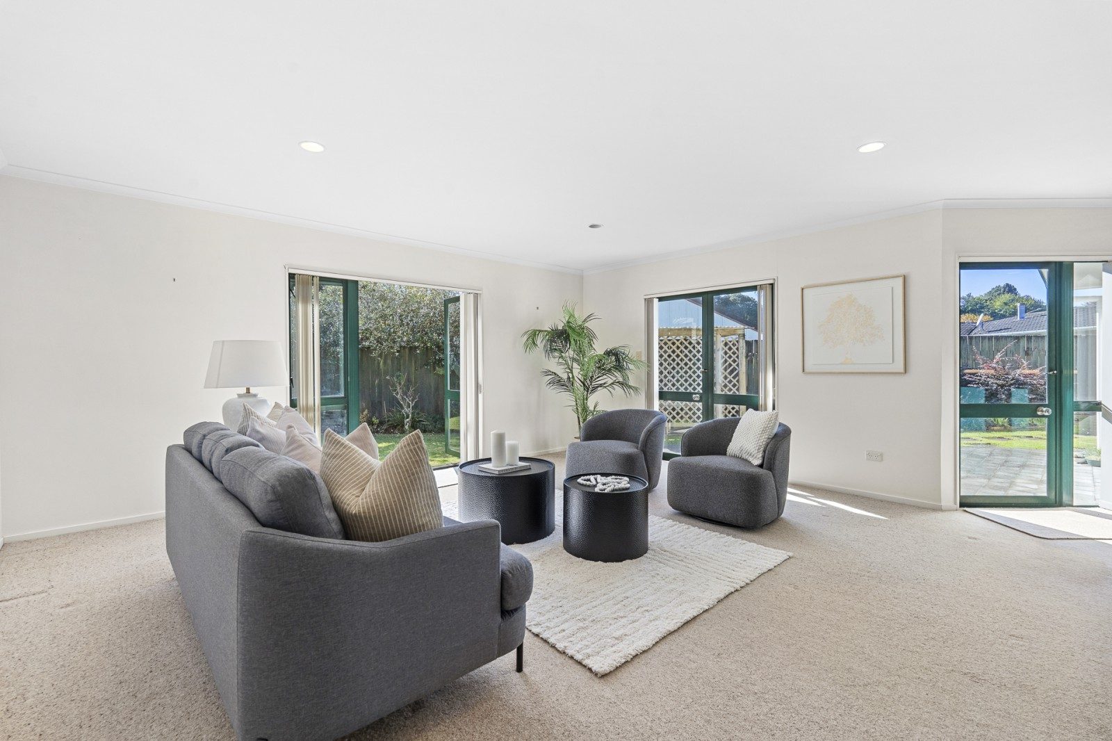 PRIVATE, SUNNY LIVING – PRIME LOCATION — slide 9