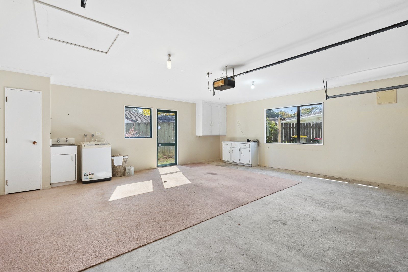 PRIVATE, SUNNY LIVING – PRIME LOCATION — slide 17