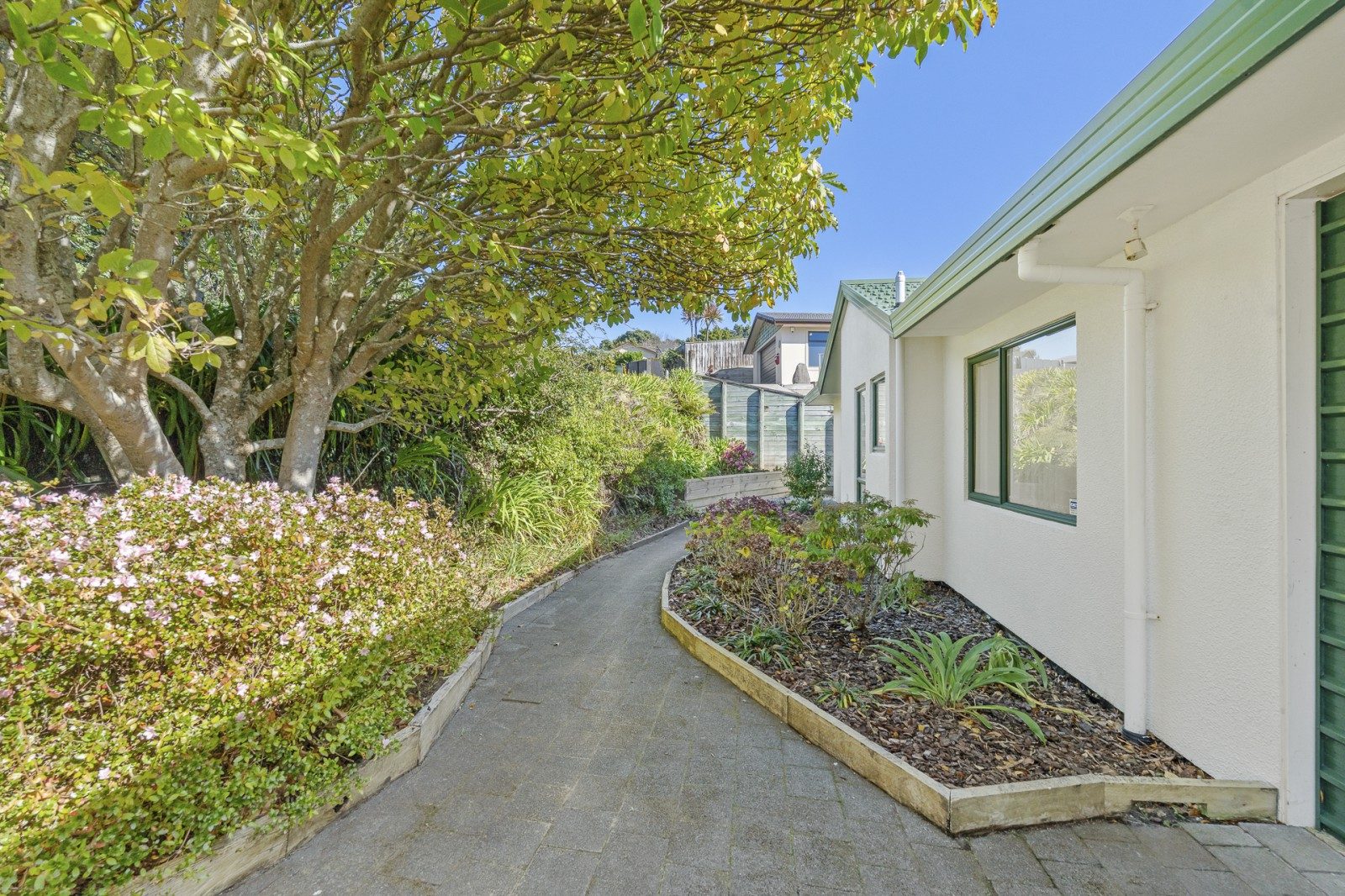 PRIVATE, SUNNY LIVING – PRIME LOCATION — slide 20