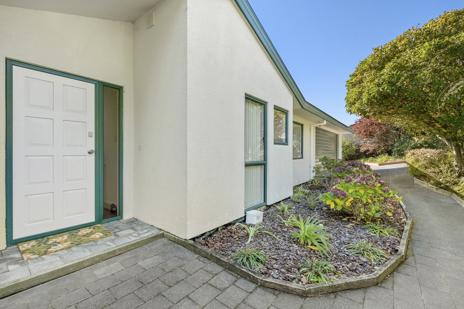 PRIVATE, SUNNY LIVING – PRIME LOCATION — slide 21