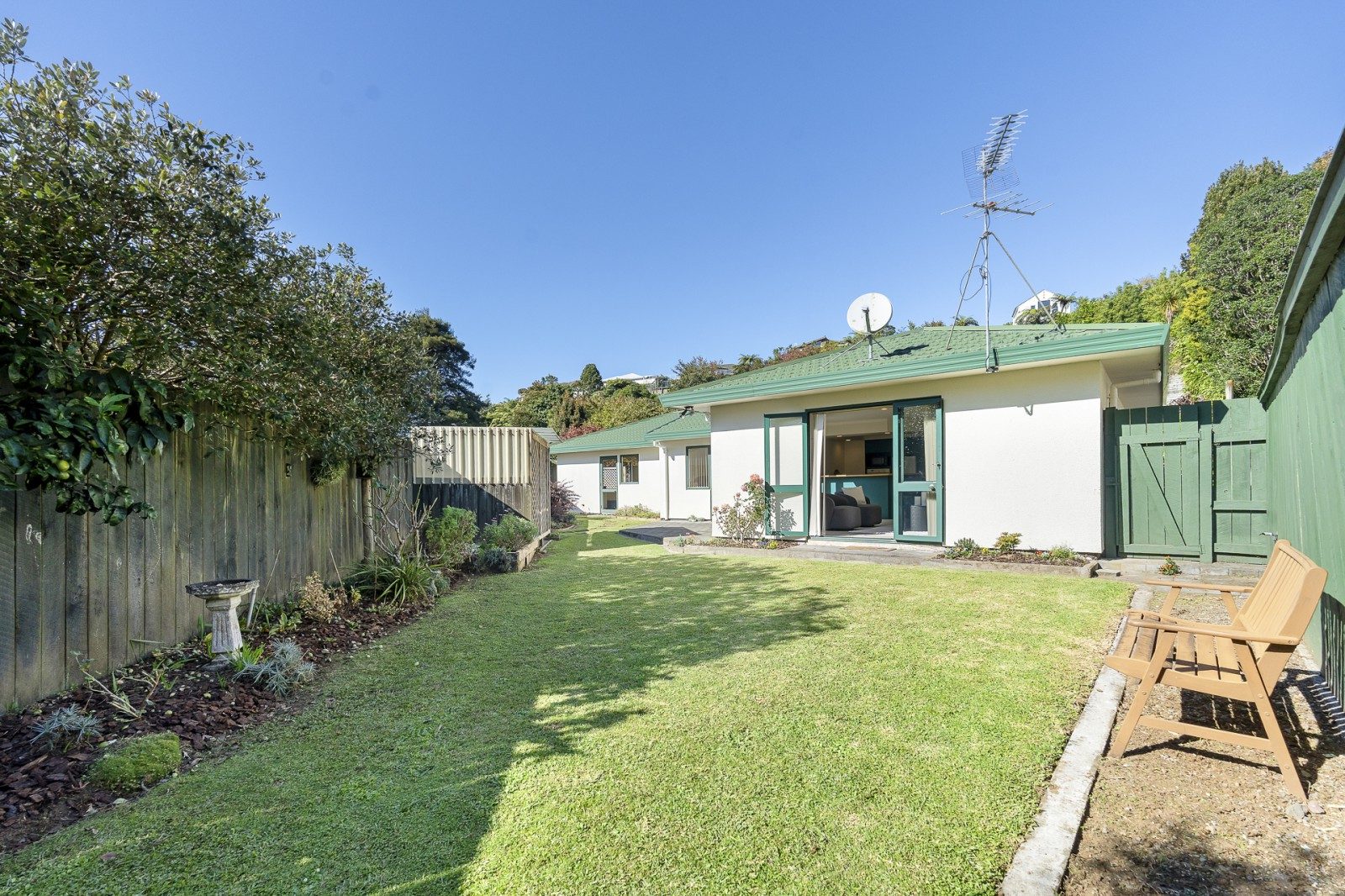PRIVATE, SUNNY LIVING – PRIME LOCATION — slide 22