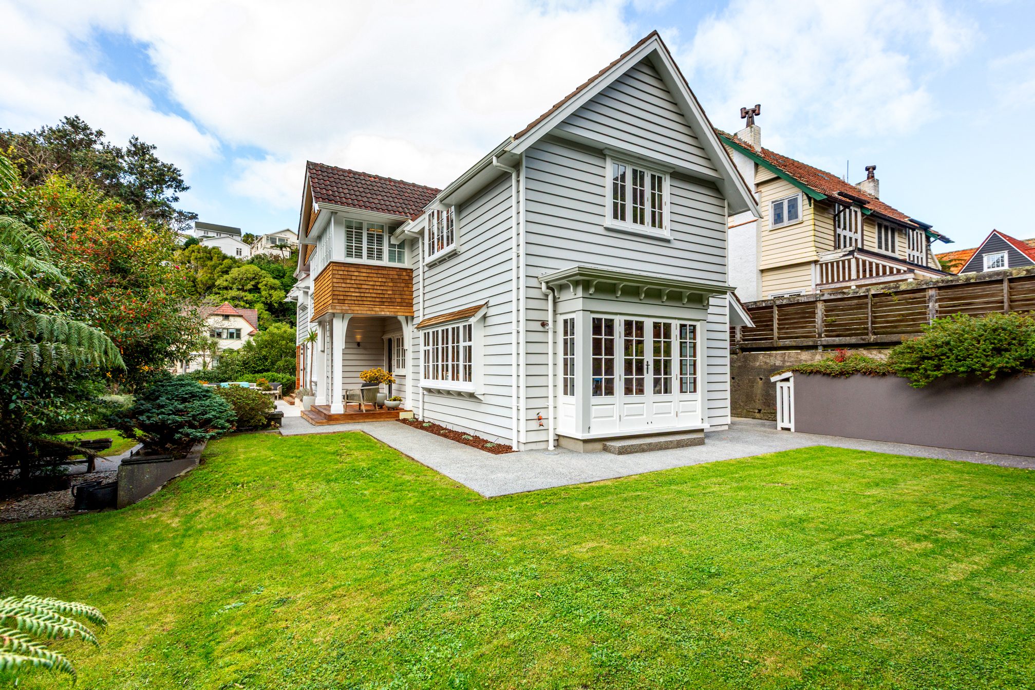 CAPTIVATING CHARM - PERFECT LOCATION — slide 2