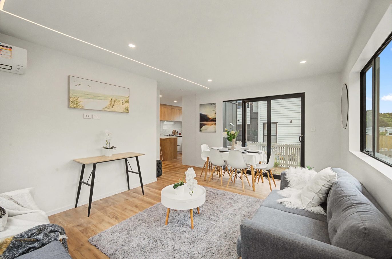 Modern Living at 32 Grande Vue Road, Hillpark — slide 2