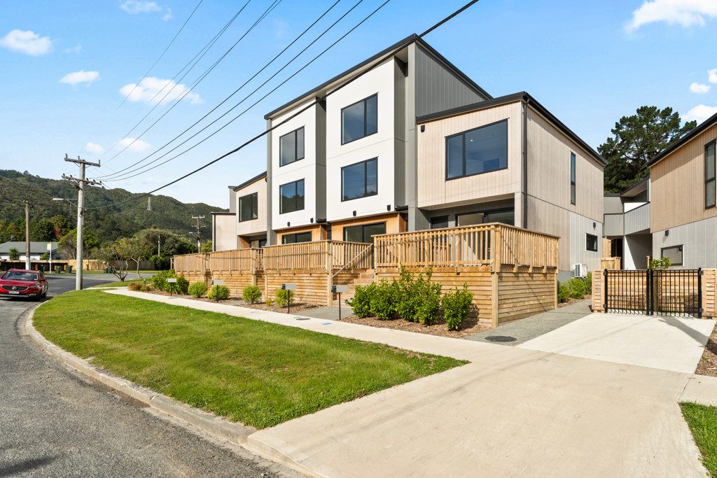 New Larger 4 Bedroom Quality Townhouses. Rare. — slide 1