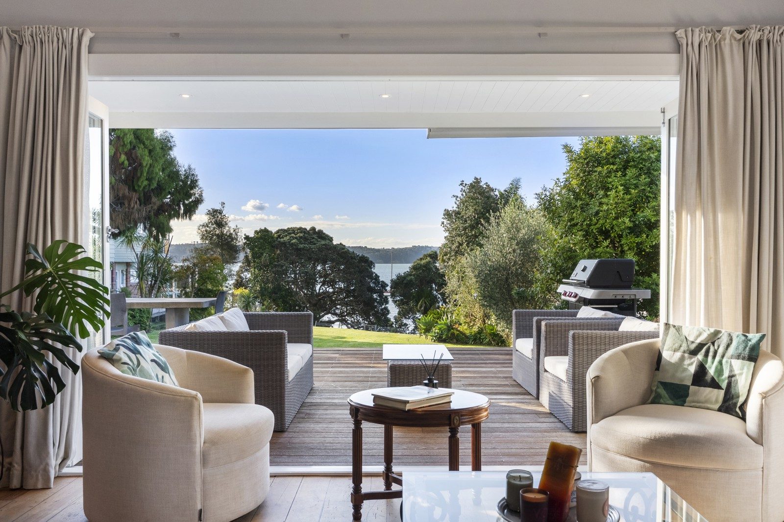 Westmere waterfront – your dream awaits you — slide 2