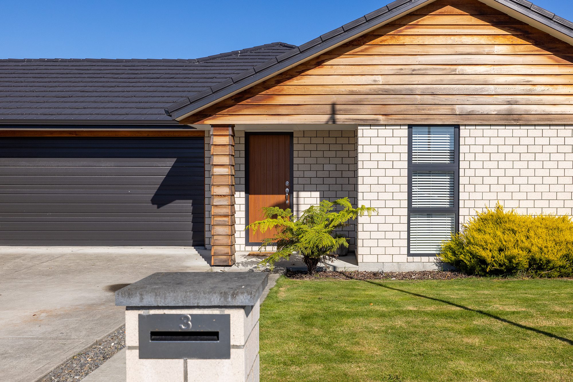 Sunny Modern Home on Large Section — slide 20