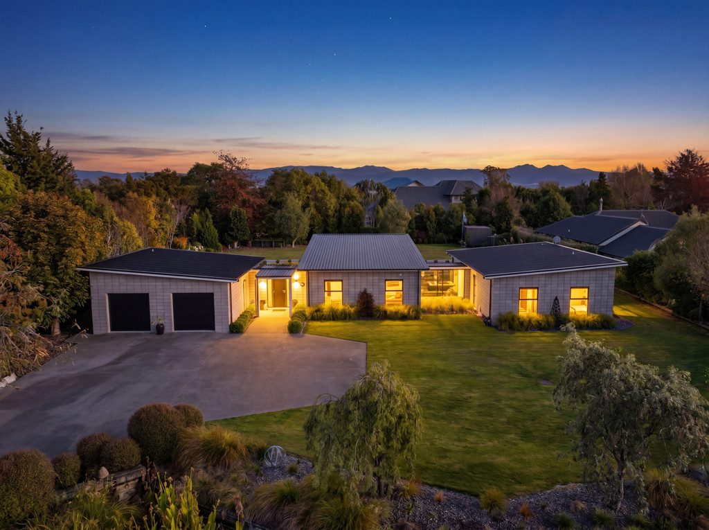 Exceptional Lansdowne Residence! — slide 25
