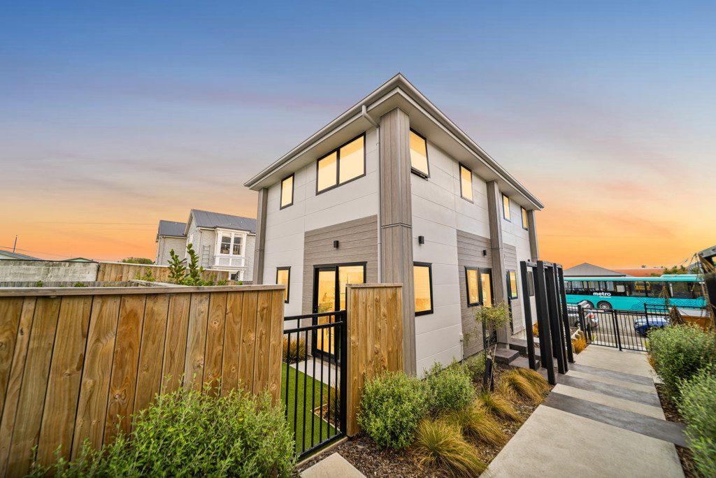 Stylish Coastal Living - Urgent Sale — slide 1