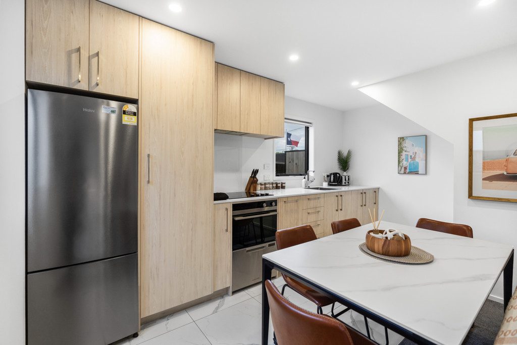 Stylish Coastal Living - Urgent Sale — slide 3
