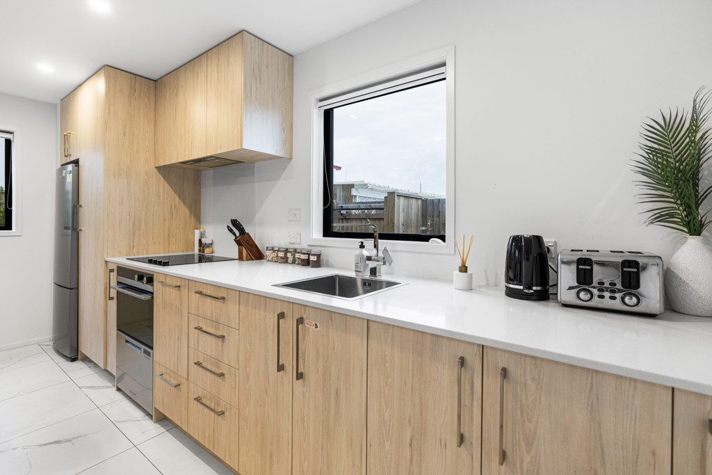 Stylish Coastal Living - Urgent Sale — slide 4