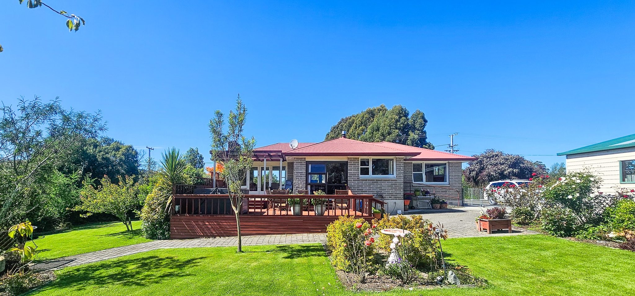 Spacious Family Home Where Town Meets Country — slide 36