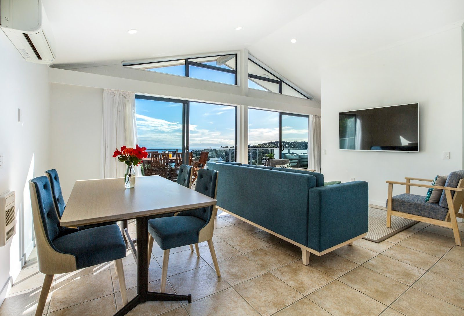 Palm Beach Premium Two Bedroom Apartment — slide 2