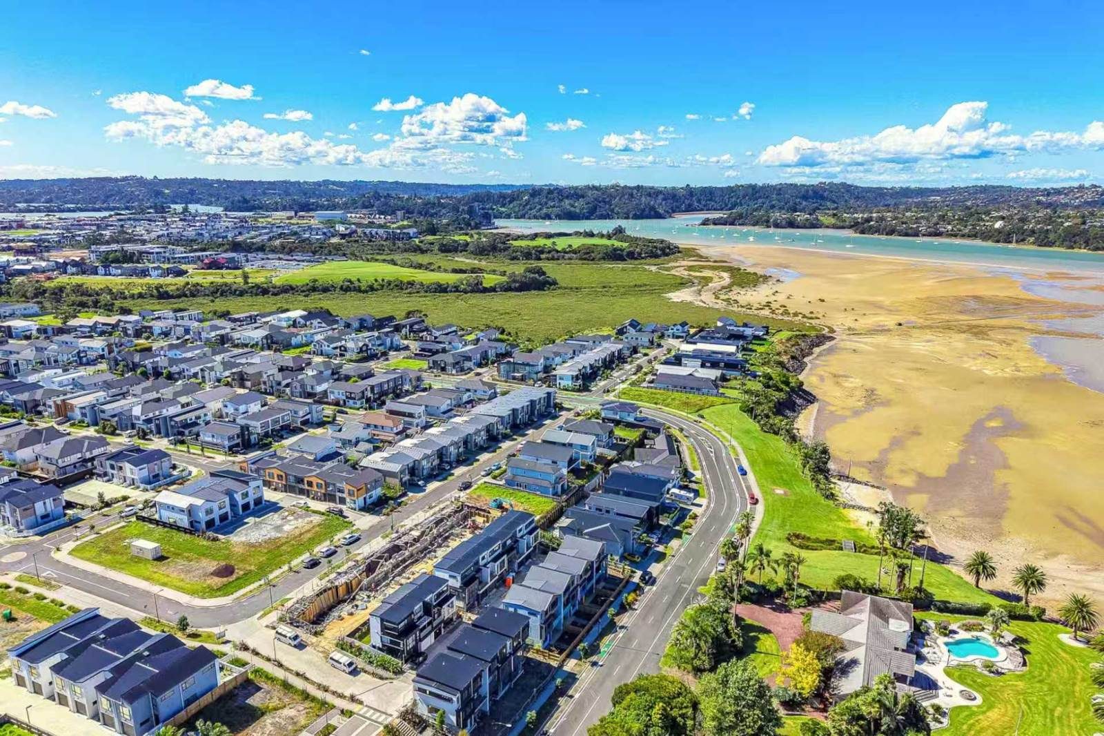 BRAND NEW 5 BEDROOMS, 3.5 BATHROOMS WITH SEAVIEW — slide 43