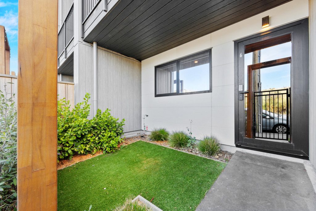 Coastal Luxury Meets Modern Convenience — slide 11