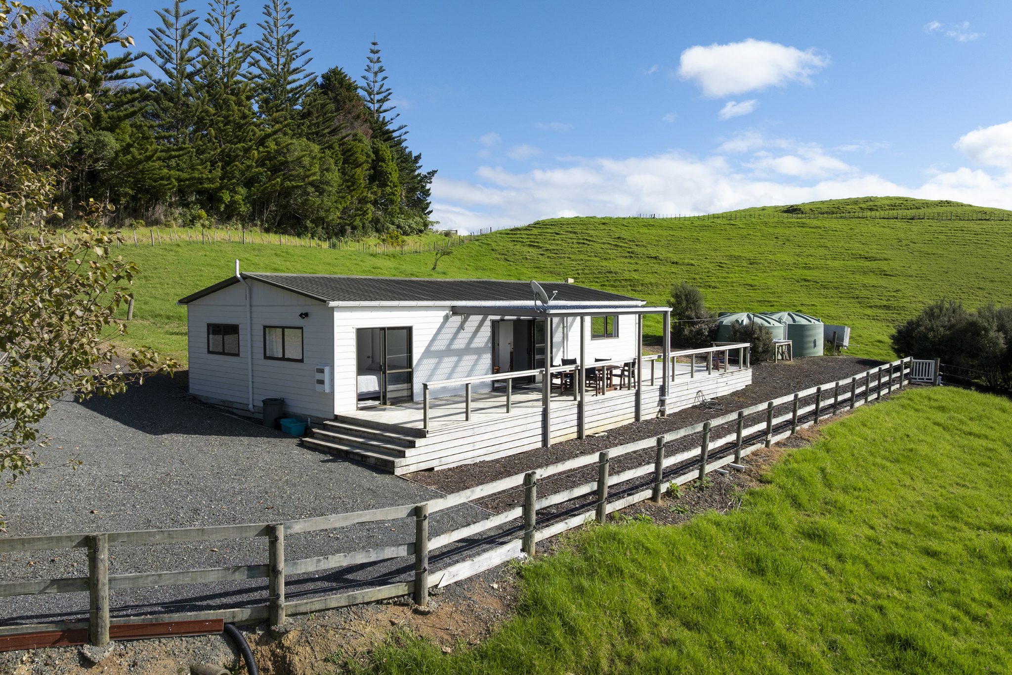 PEACEFUL LIFESTYLE PROPERTY WITH VIEWS — slide 2