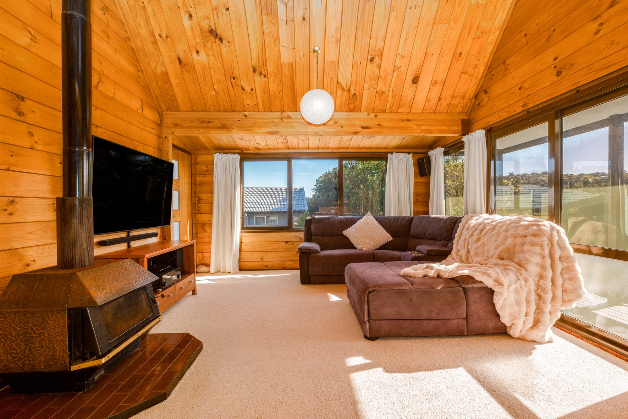 Private Lockwood Gem - Offers Over $780,000 — slide 2