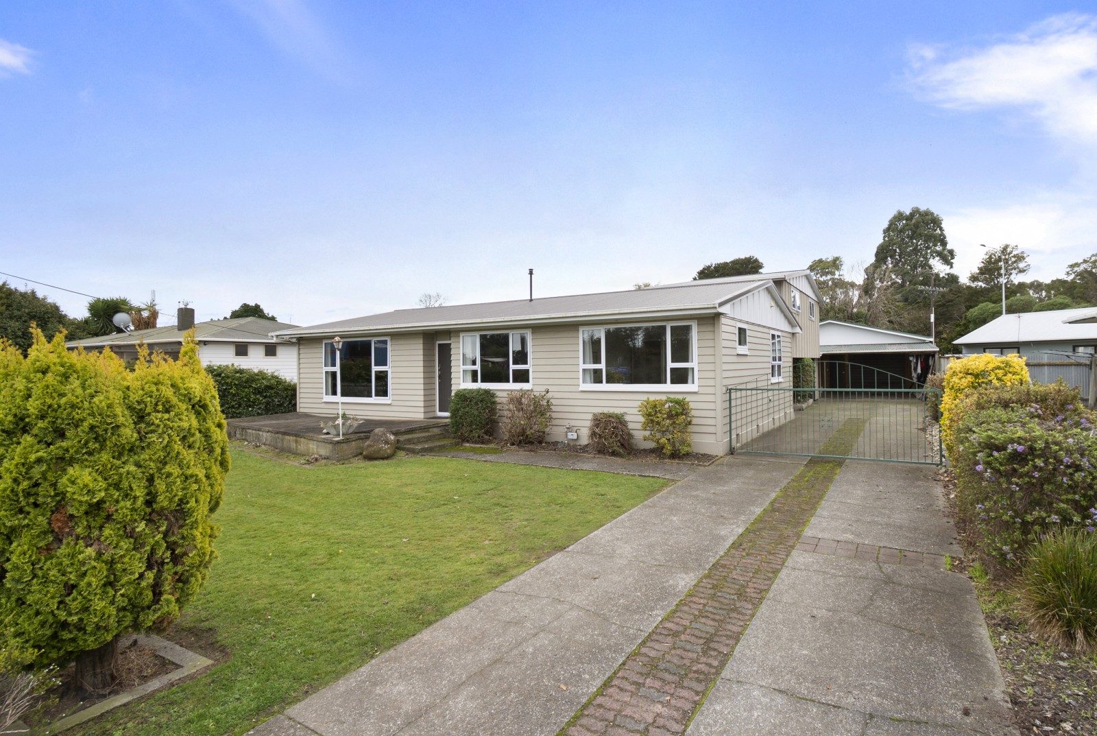 Great house, sleepout and great garaging! — slide 1