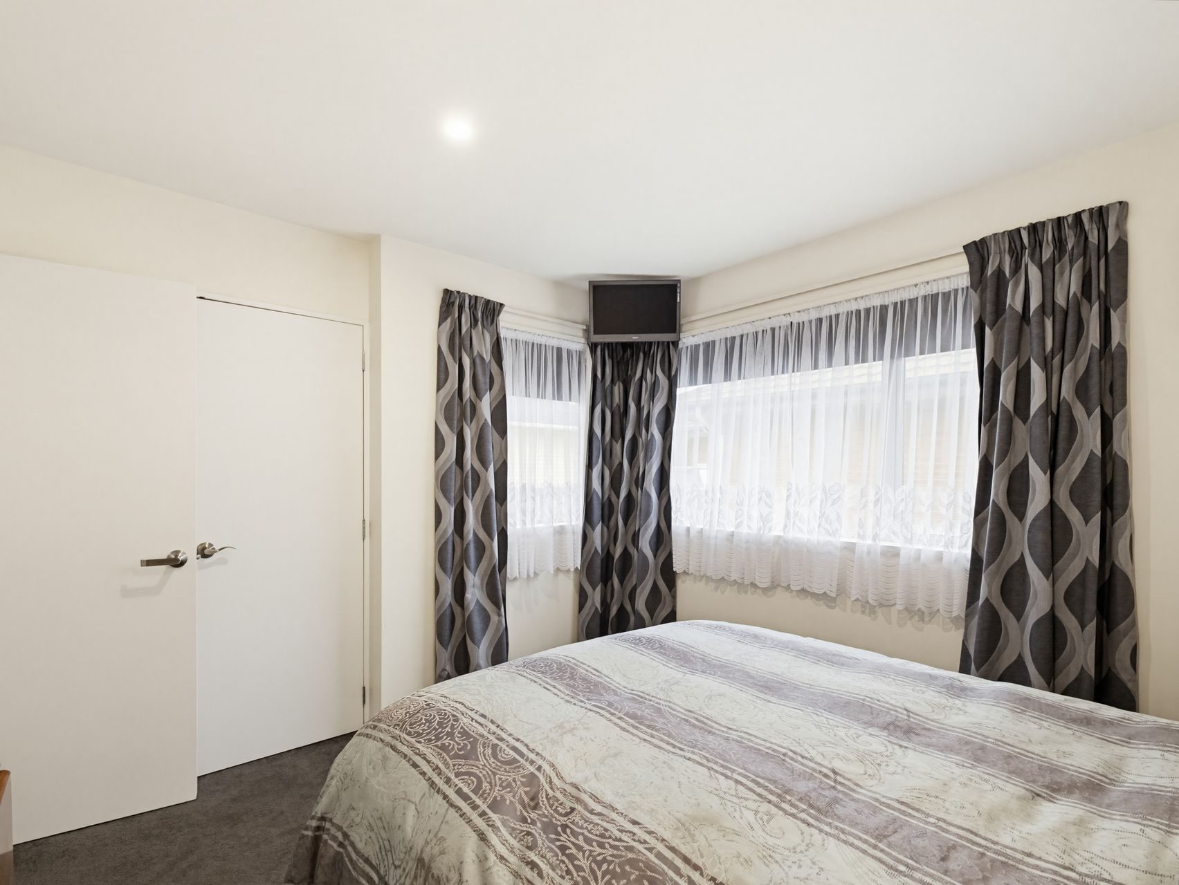 Sunny, Smart, Stand Alone, Two Bed, Over 60's Unit — slide 13
