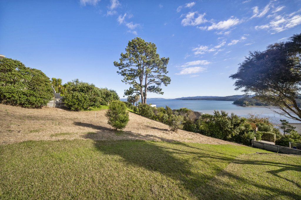 Lynfield's Crown Jewel: 888m2 of Coastal Living — slide 5