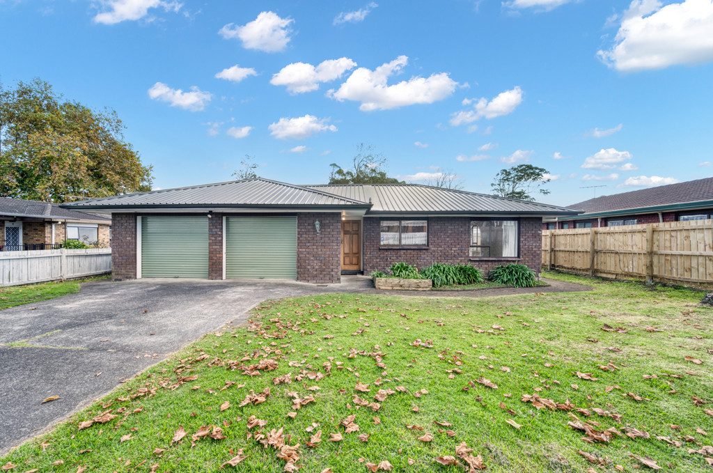 Brick & Tile, 701m² + Self-Contained Sleepout — slide 2