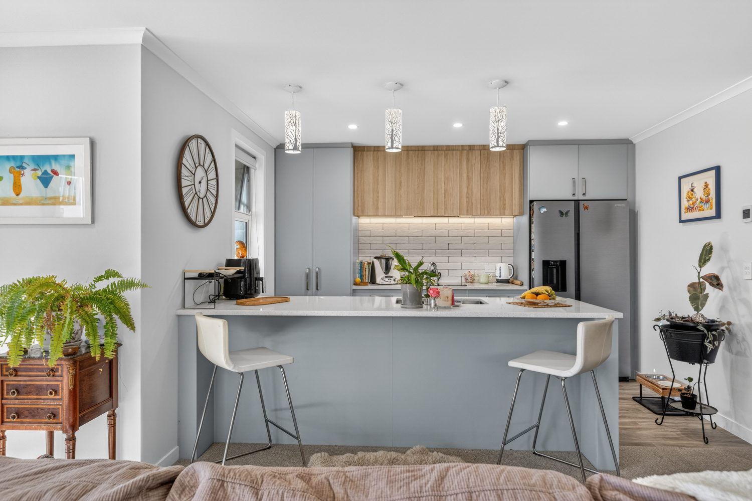 CONTEMPORARY FAMILY HAVEN — slide 2