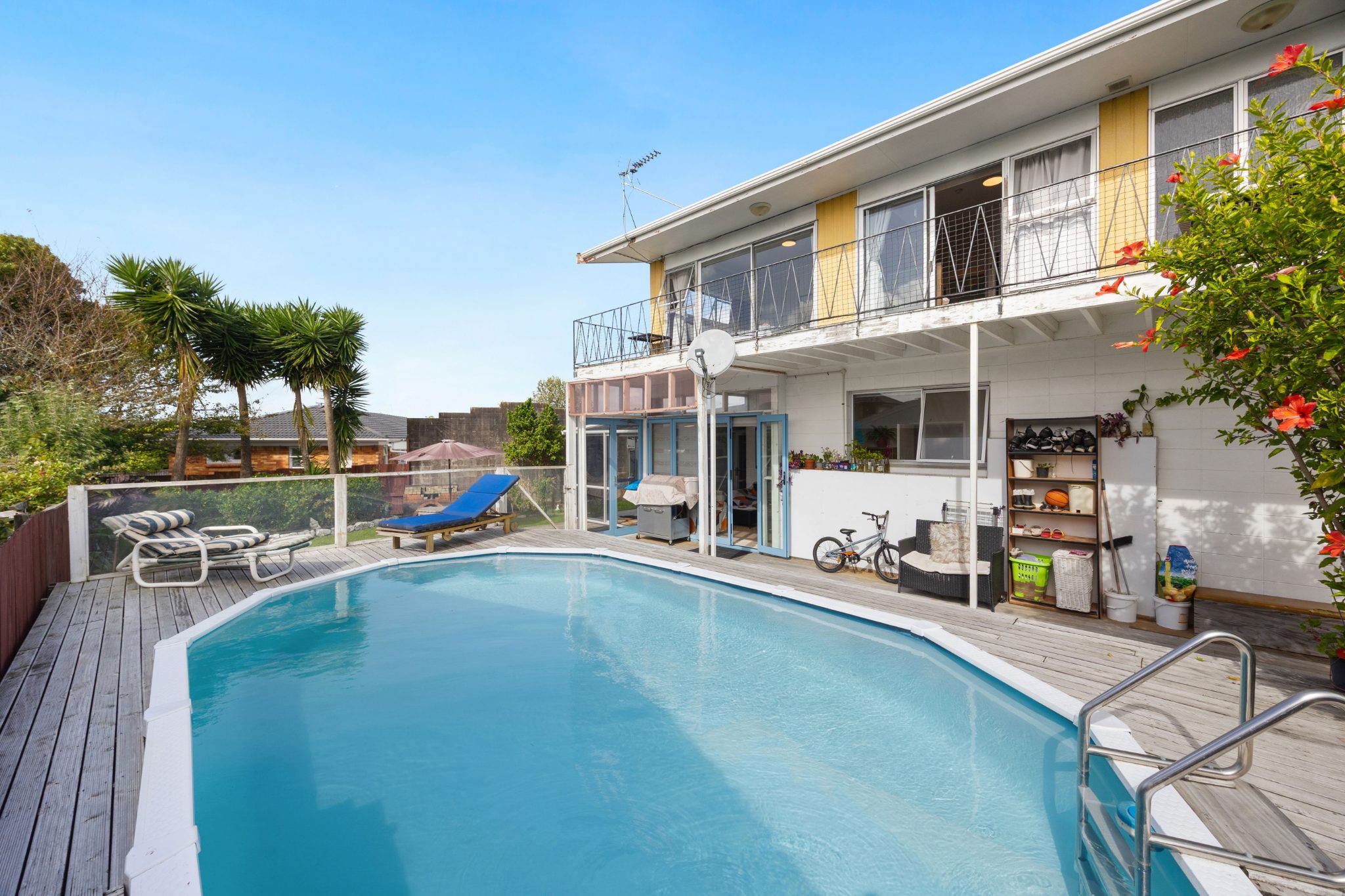 Sun-drenched home in Prime location — slide 2