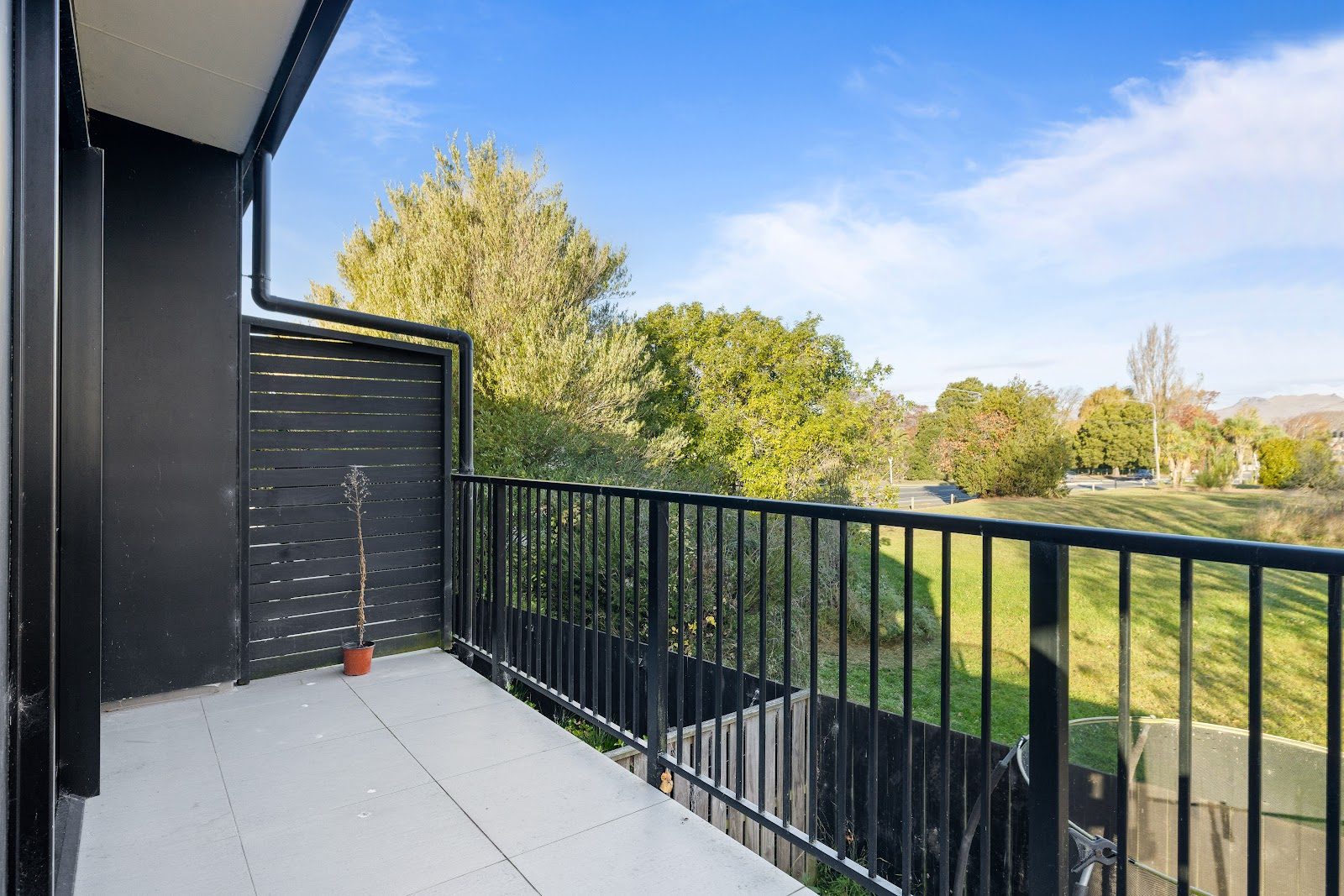 Stylish Richmond Apartment- Views & Balcony! — slide 4