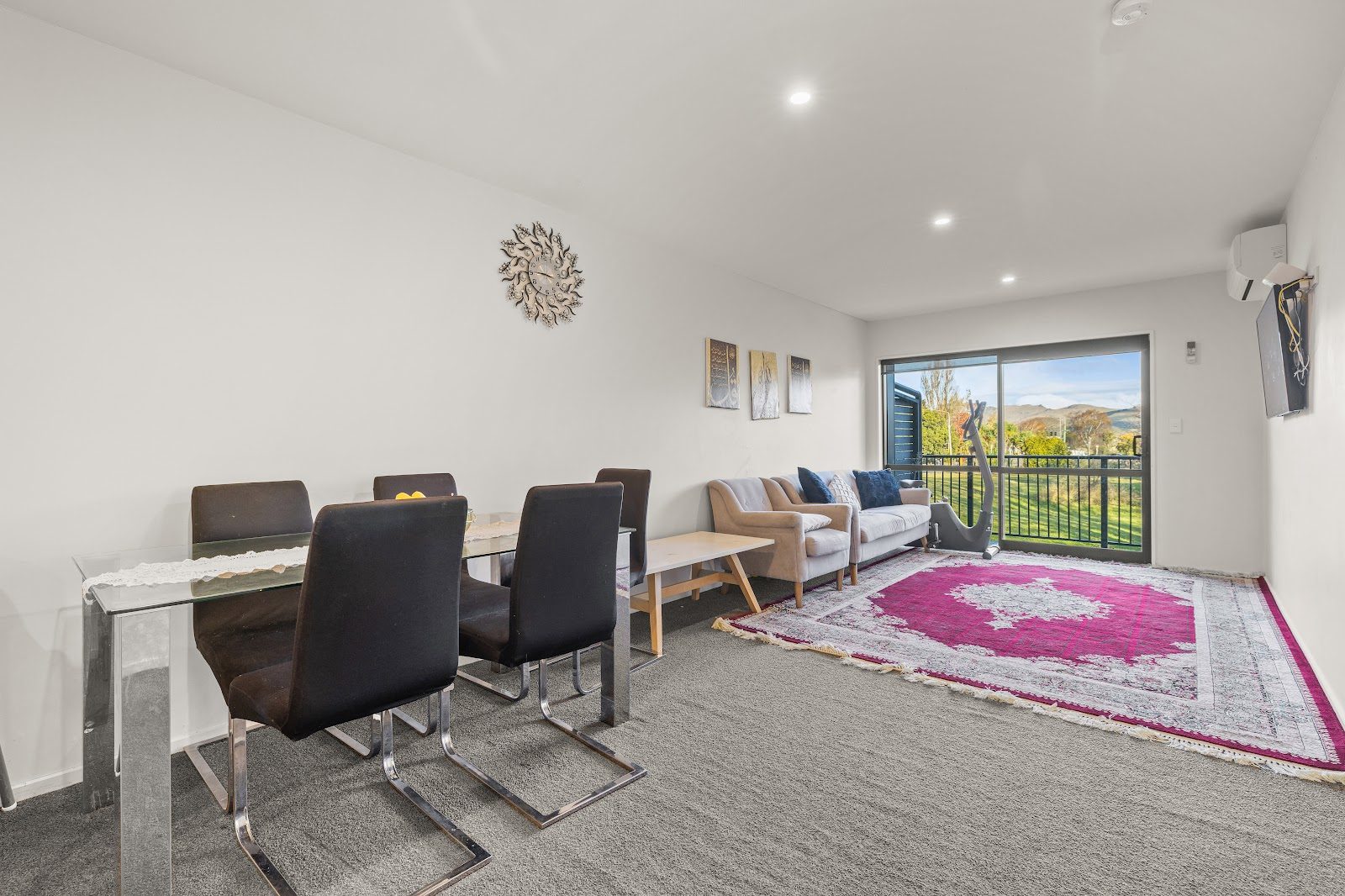 Stylish Richmond Apartment- Views & Balcony! — slide 8