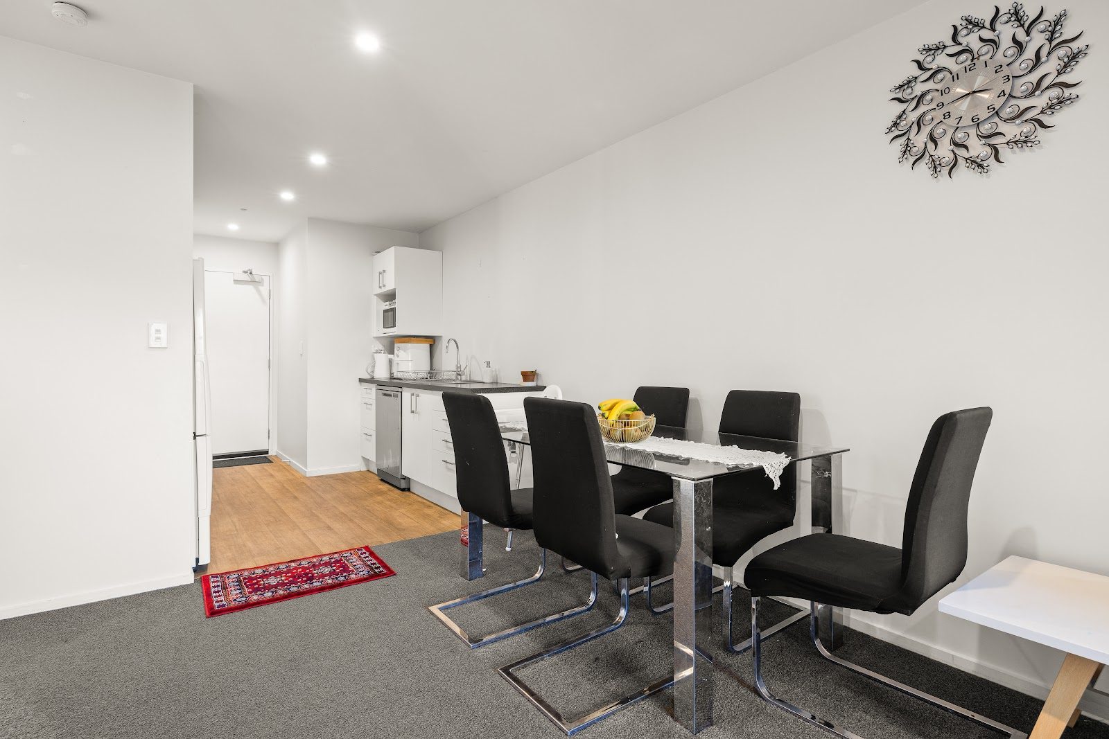 Stylish Richmond Apartment- Views & Balcony! — slide 10