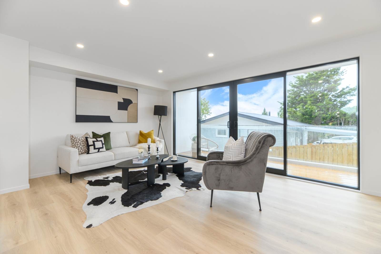 Big Modern Home in Westlake Zones — slide 4