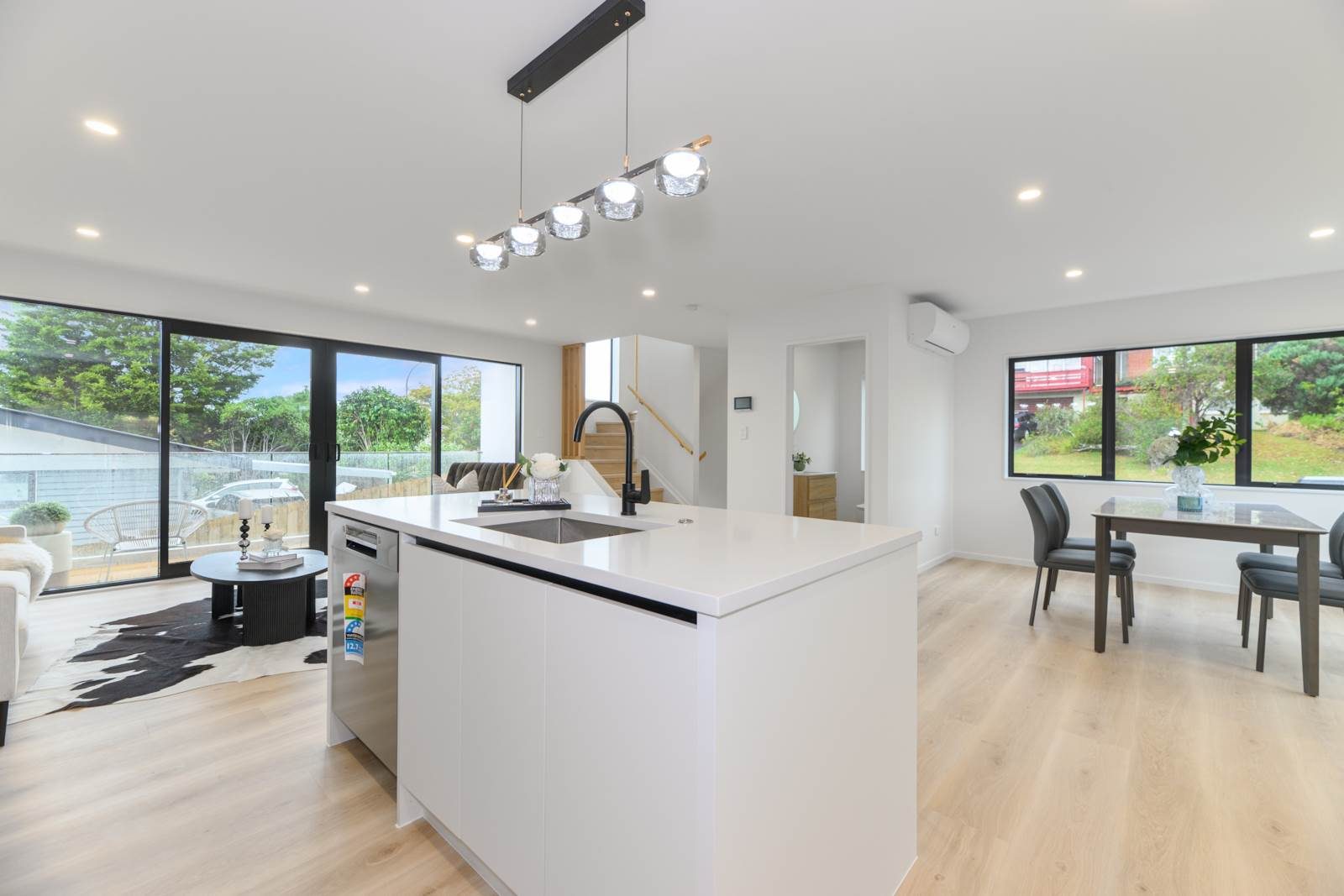 Big Modern Home in Westlake Zones — slide 9