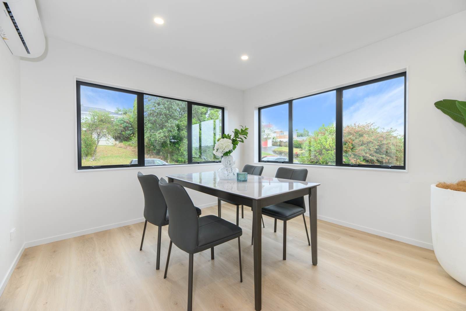 Big Modern Home in Westlake Zones — slide 10